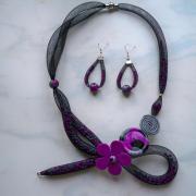 Collier et boucles d'oreilles résille, fuchsia, noir et pierre