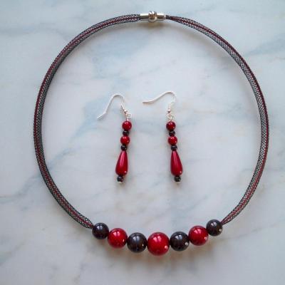 Colliers et boucles d'oreilles en perles magiques