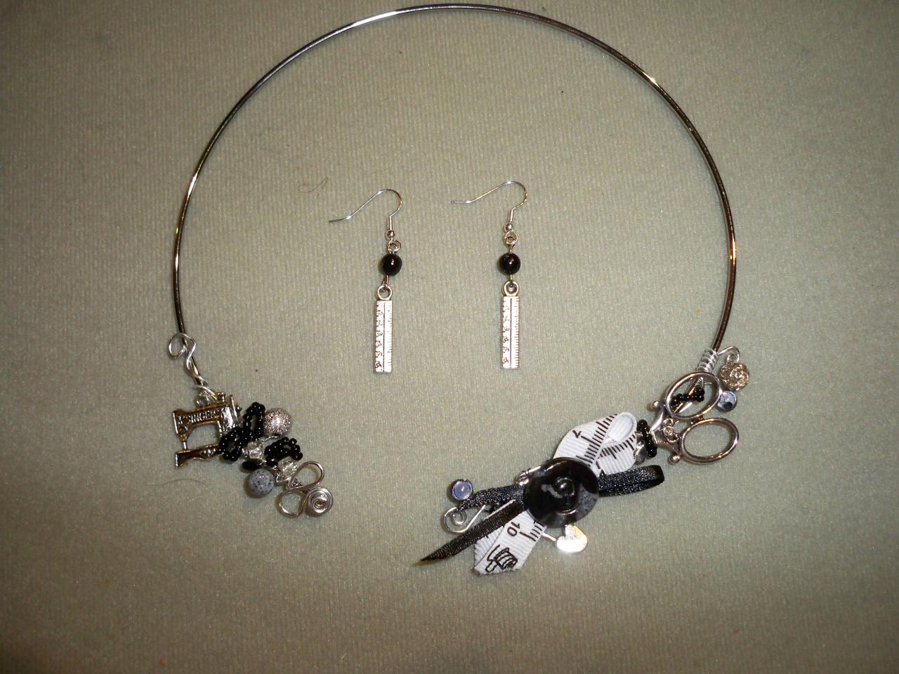 Collier métal ouvert et boucles d'oreilles : thème couture