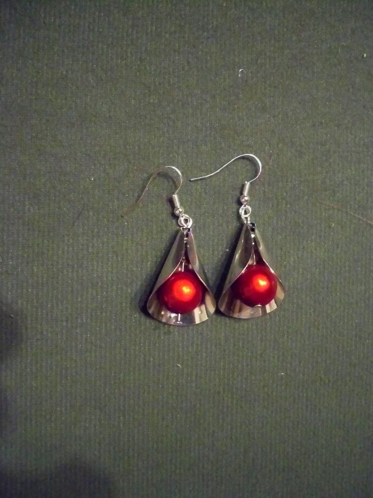 Boucles d'oreilles cônes rouges et métal