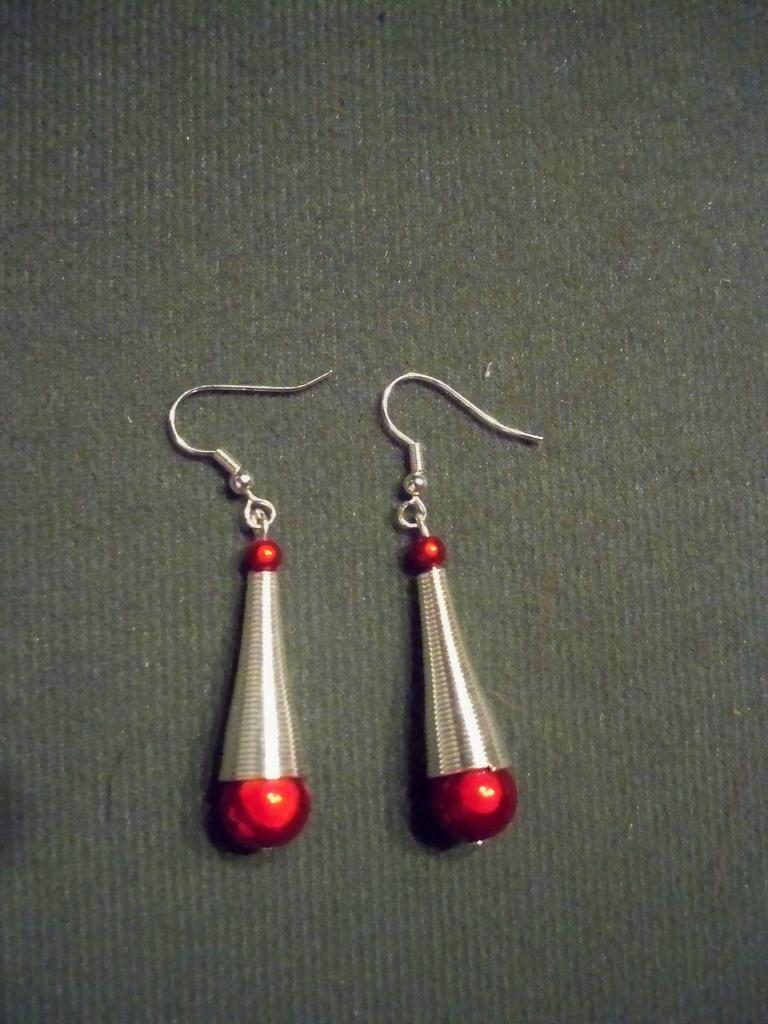 Boucles d'oreilles cônes filetés rouge et métal