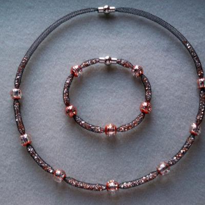 Colliers, bracelets résille et perles