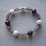 Bracelet résille, strass et perles magiques noir et blanc