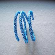 Bracelet flexible 3 tours résille et strass bleu dur
