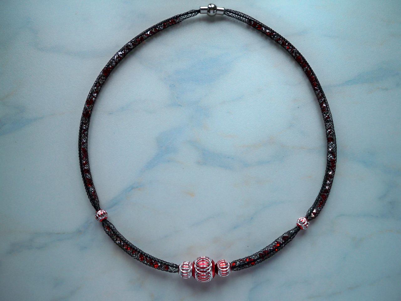 Collier résille, strass et perles rouges et argentées