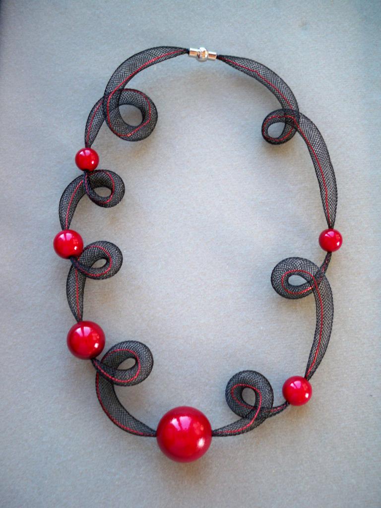 Collier résille tortillon et perles magiques rouges