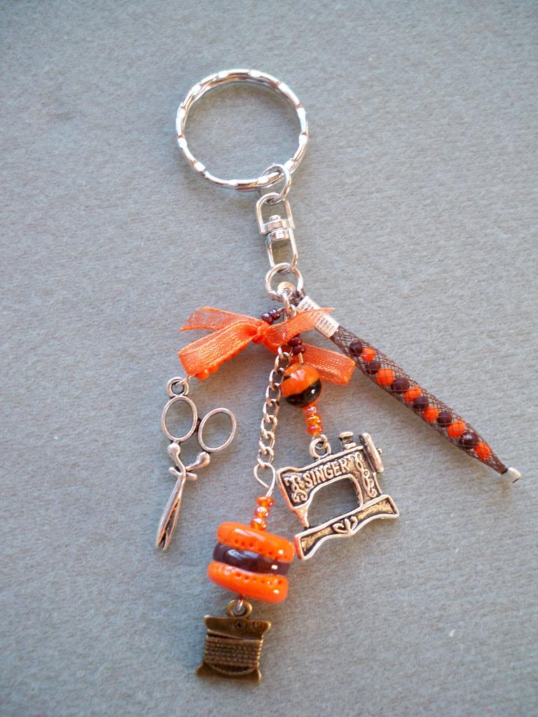 Déco de sac ou porte clés orange et marron, thème couture