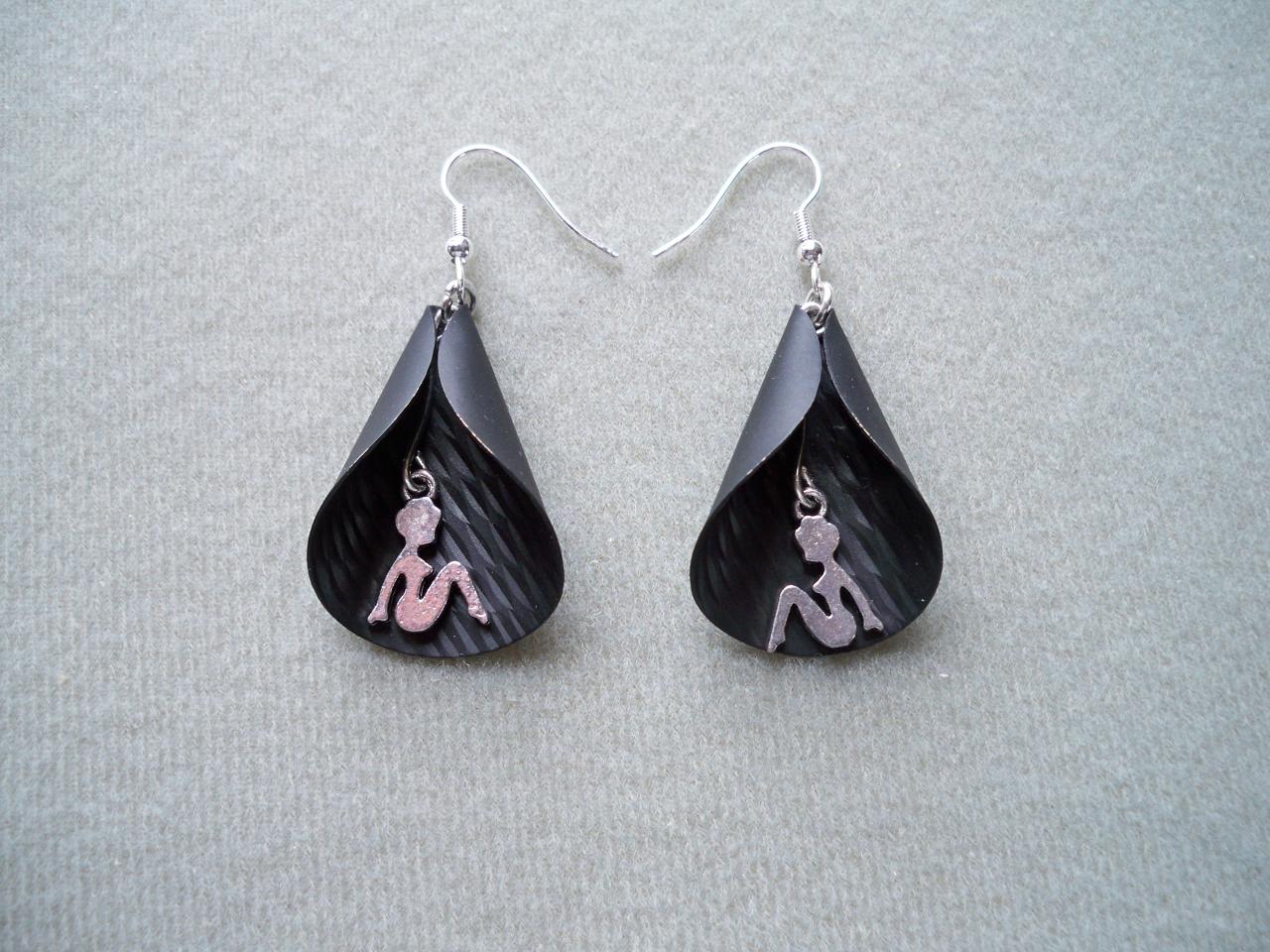 Boucles d'oreilles en métal, forme cône, noires et figurine métal