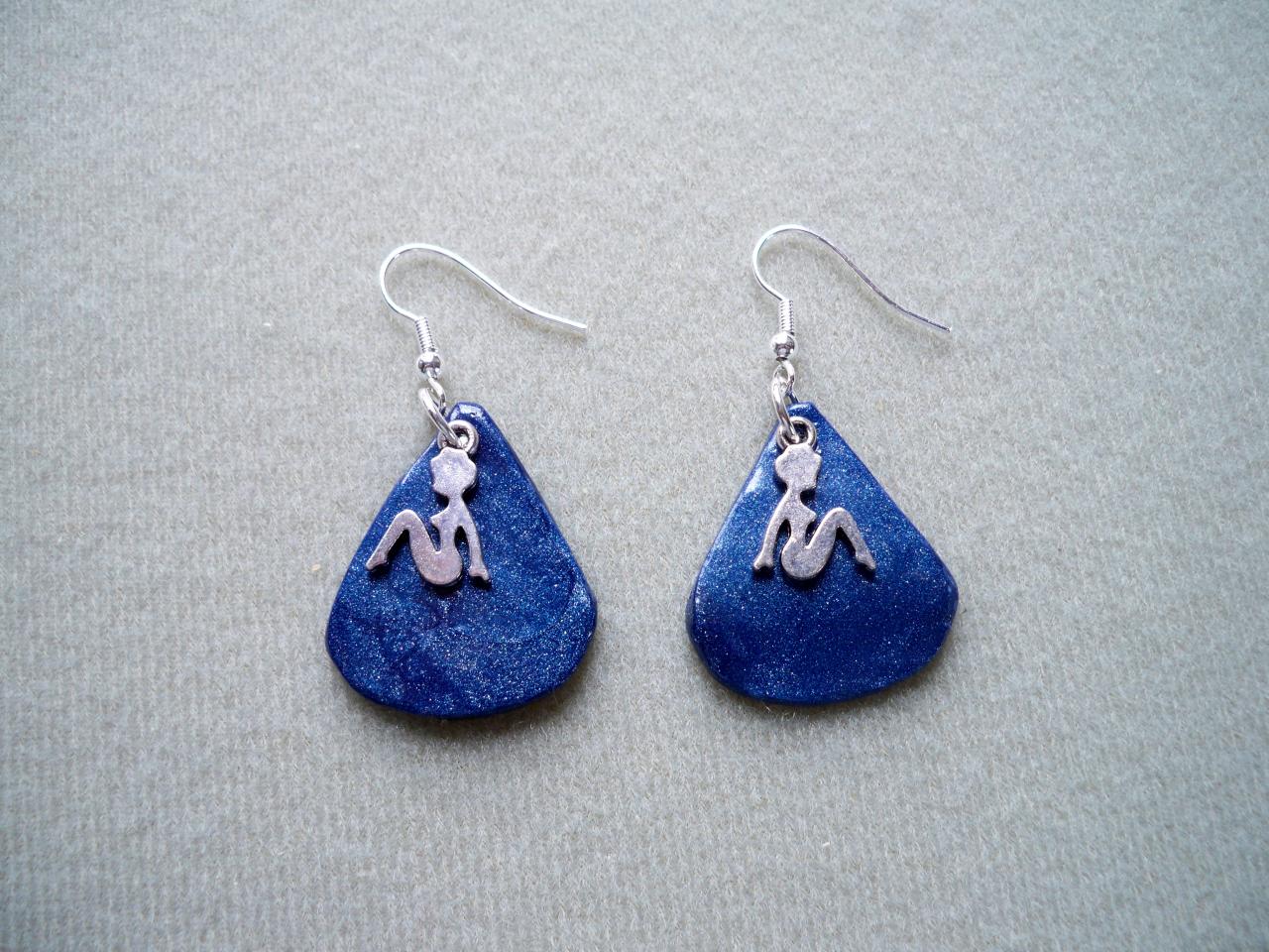 Boucles d'oreilles forme goutte en pâte fimo bleue satinée et figurine