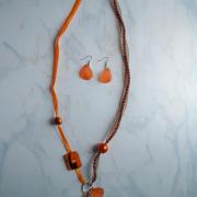 Sautoir résille, ruban, perles, couleur orange et marron