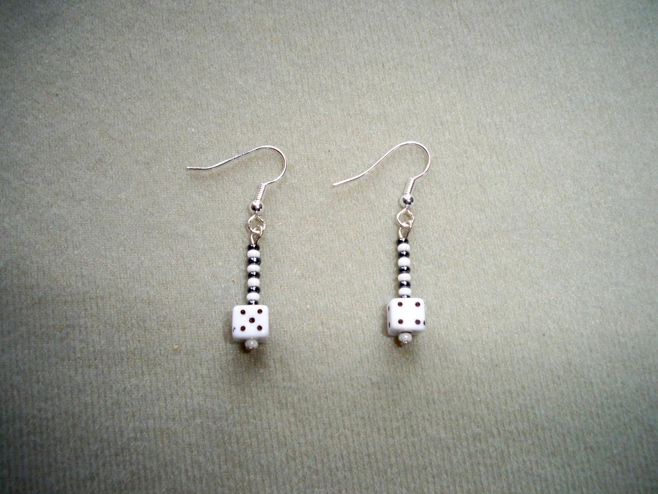 Boucles d'oreilles en forme de dé blanc et noir