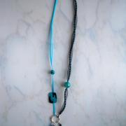 Sautoir résille, ruban, perles, couleur bleue et noire