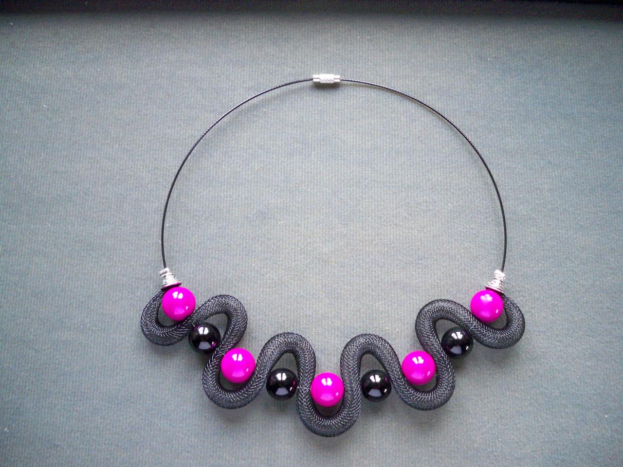 Tour de cou, perles magiques fuchsia et noires