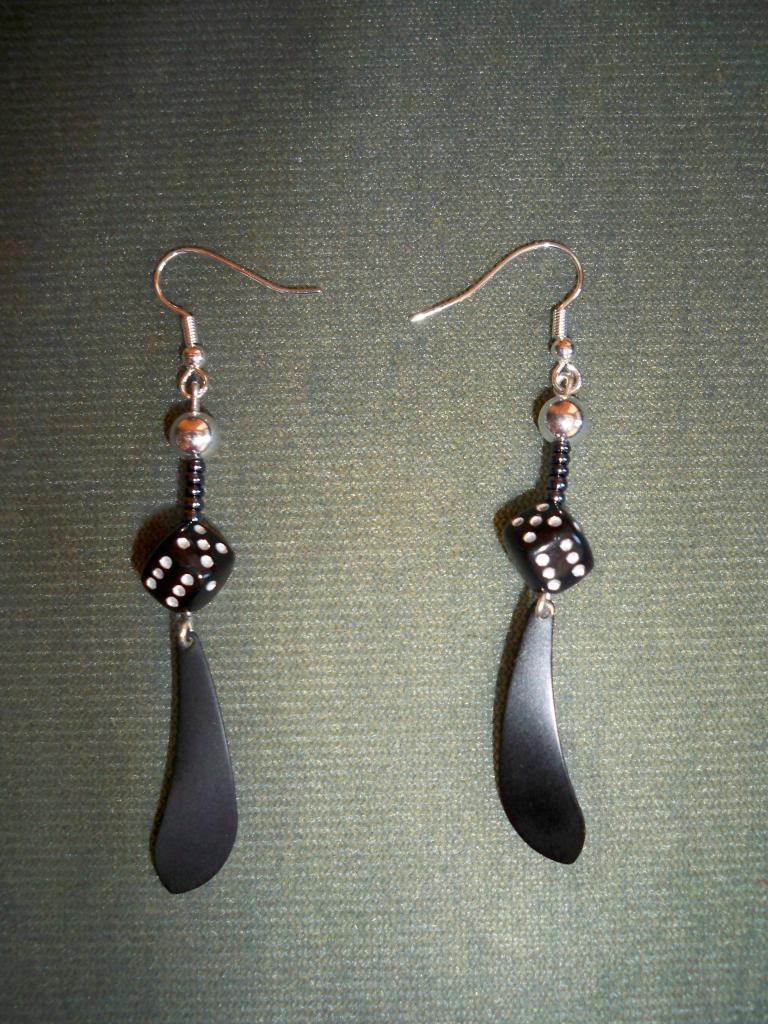 Boucles d'oreilles dés noirs et blancs et plumes stylées noires