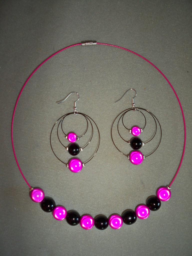 Tour de cou et boucles d'oreilles rose fuchsia et noir