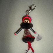 Porte clés poupée chic rouge et noire
