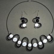 Tour de cou et boucles d'oreilles perles blanches et caoutchouc