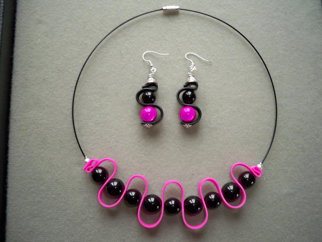 Collier et boucles d'oreilles perles magiques fuchsia et noires