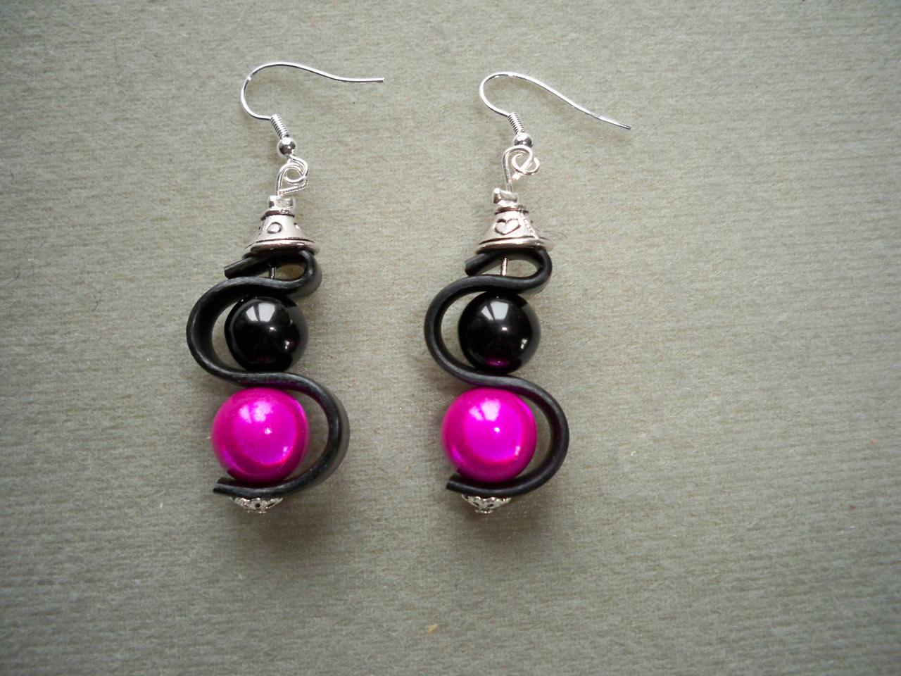 Boucles d'oreilles perles fuchsia et noires et caoutchouc