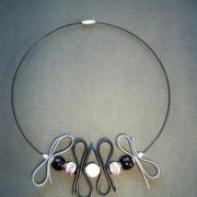 Tour de cou perles et nœuds en caoutchouc noir, gris et blanc