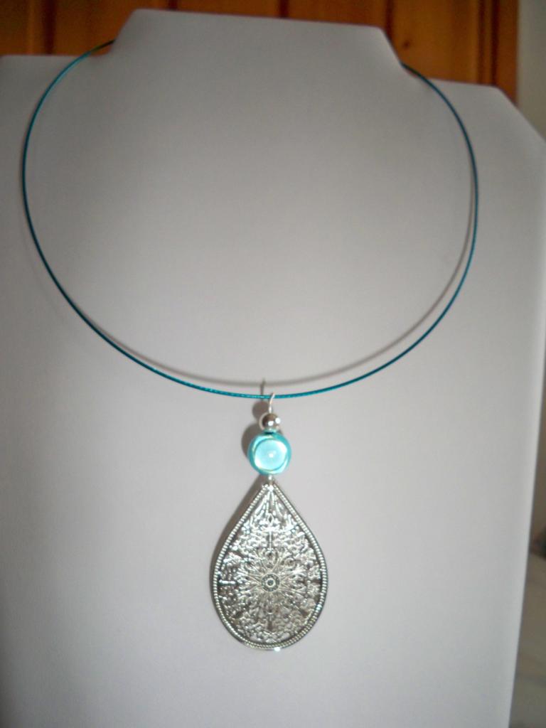 Tour de cour perle magique turquoise et pendentif feuille