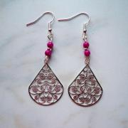 Boucles d'oreilles feuille filigrane métal et perles fuchsia