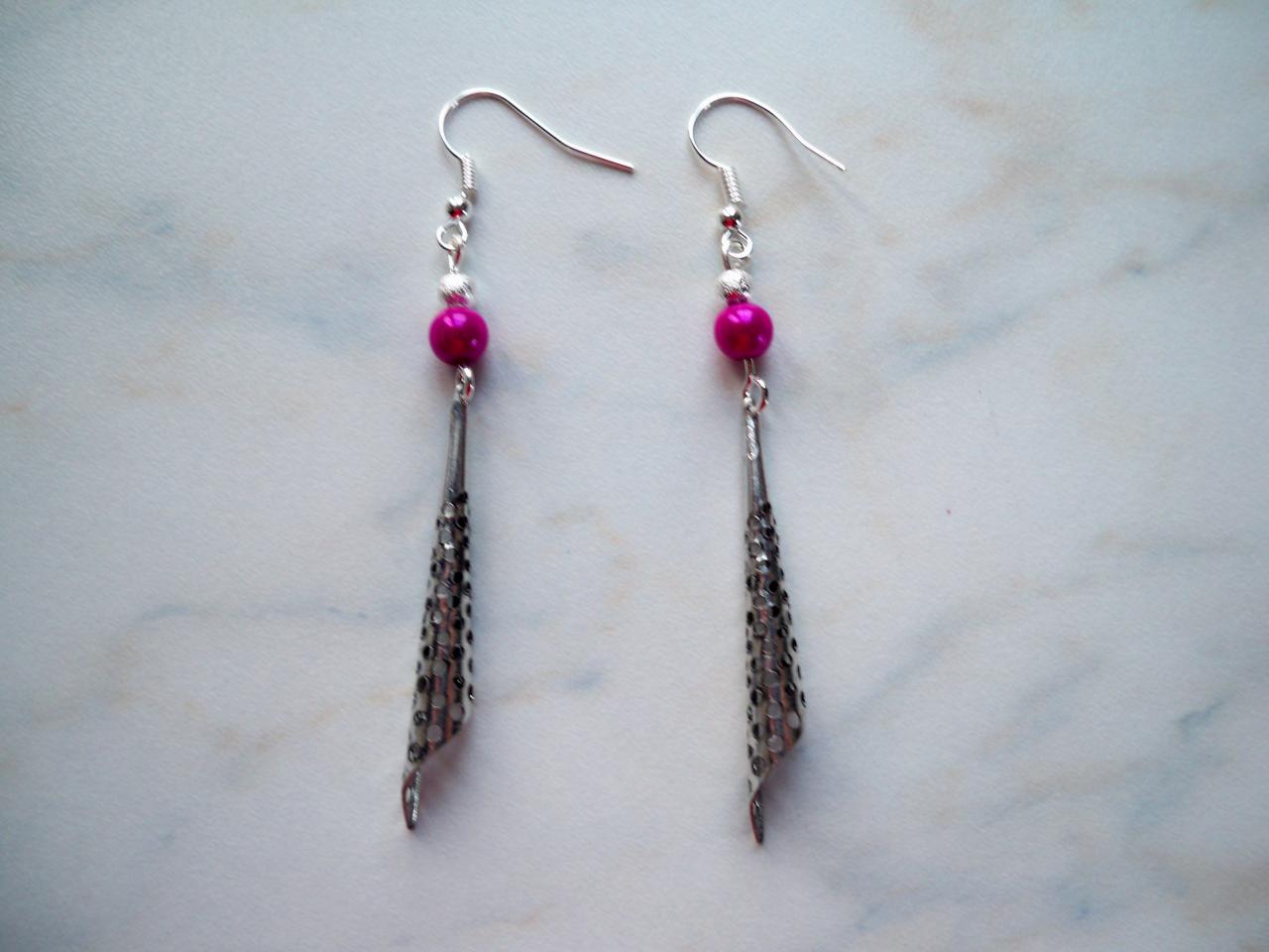 Boucles d'oreilles long cône métal et perle fuchsia