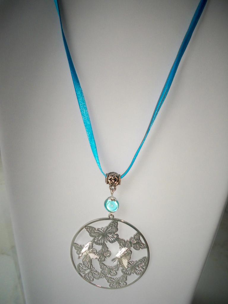 Collier ruban turquoise et estampe papillons en relief