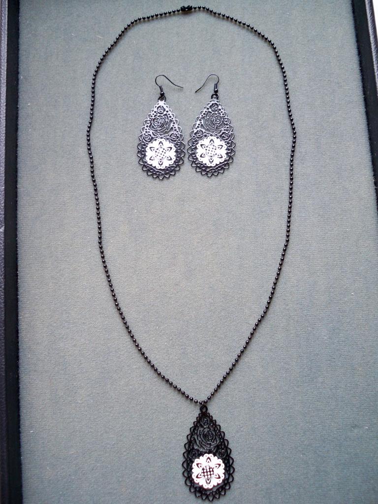 Sautoir et boucles d'oreilles estampes filigrane noir et blanc