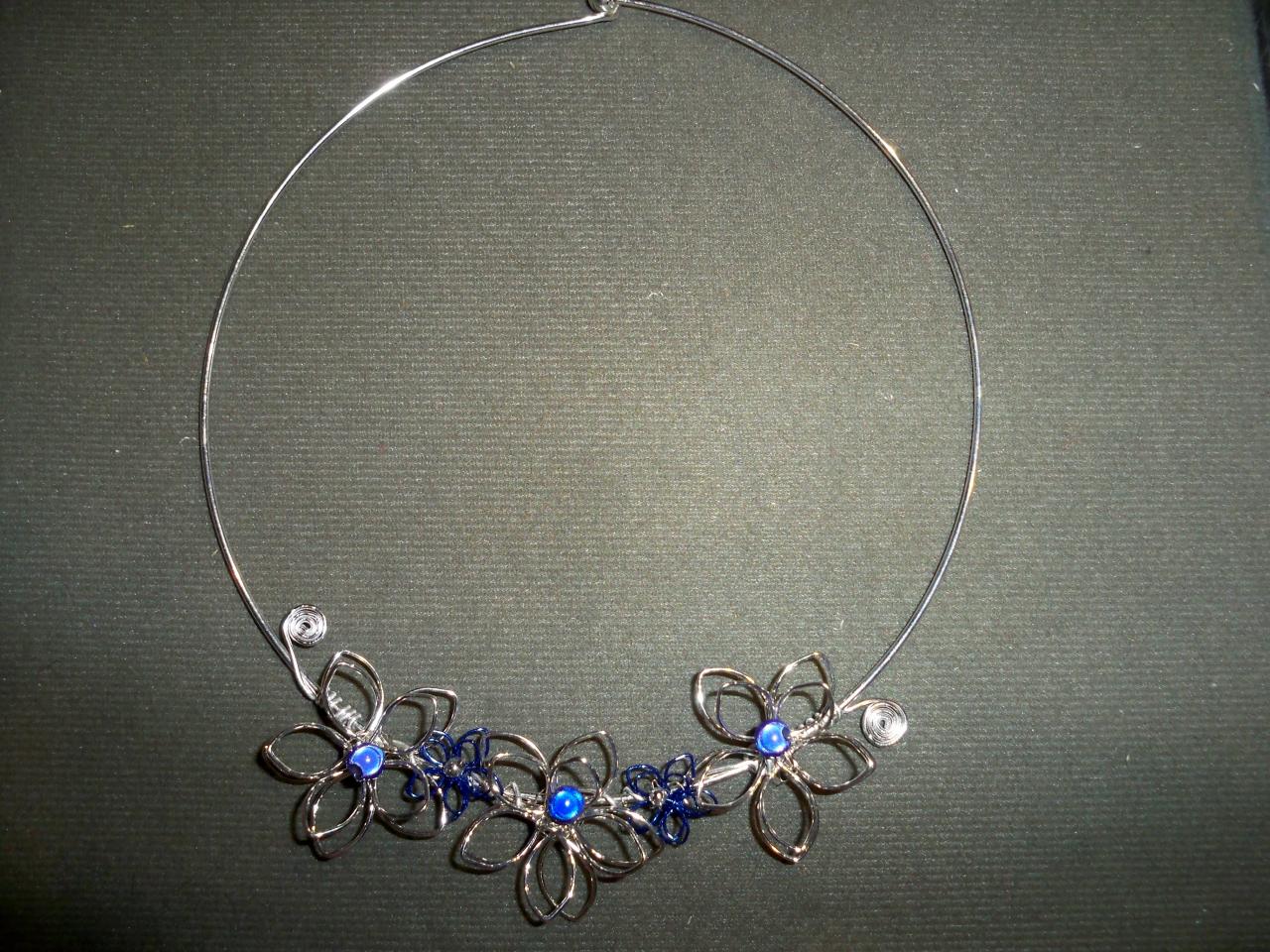 Nouveau ! Tour de cou et fleurs métal, perles magiques bleues