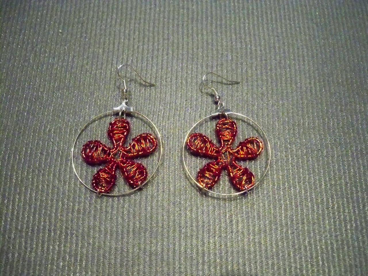 Boucles d'oreilles anneau argenté et fleur rouge