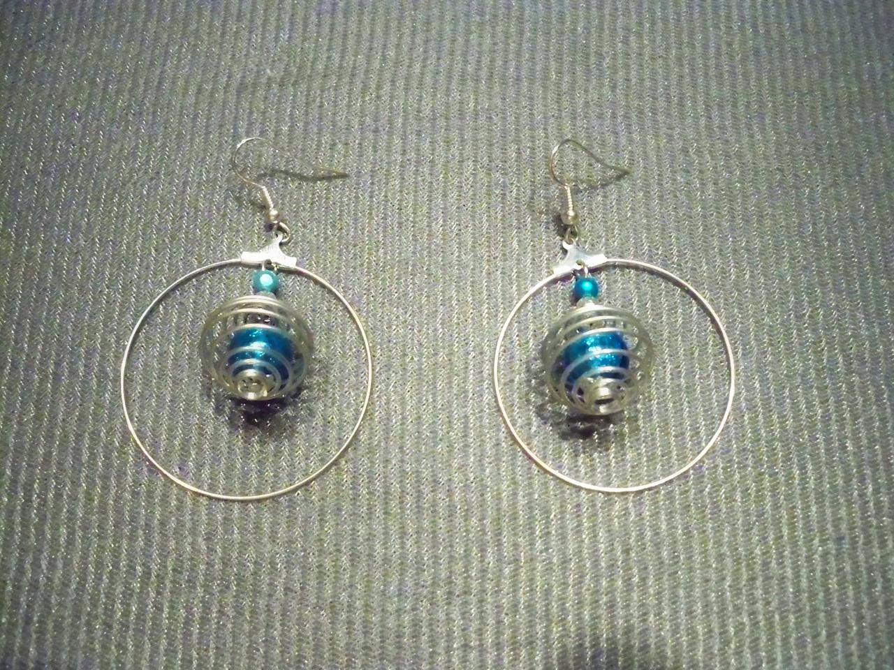 Boucles d'oreilles anneau et spirale argentés et perle bleue