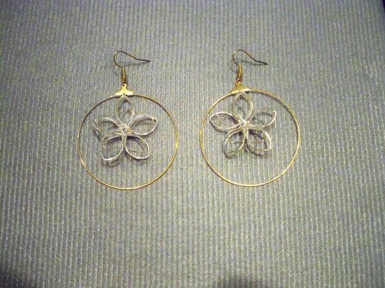 Boucles d'oreilles anneau doré et fleur argentée