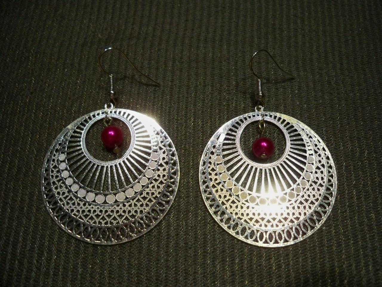 Boucles d'oreilles jolis anneaux argentés et perle fuchsia 