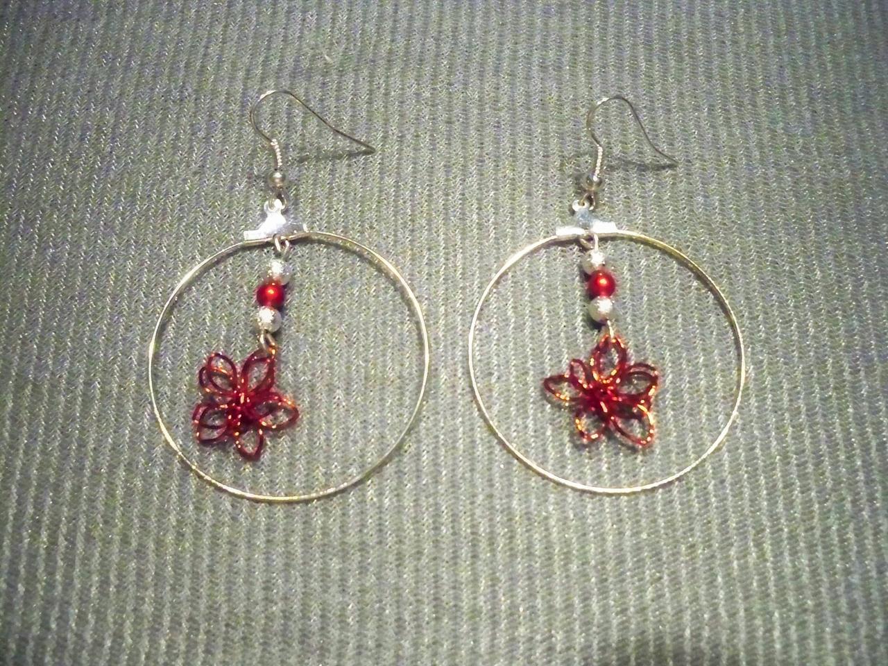 Boucles d'oreilles anneau argenté, perle et petite fleur rouges
