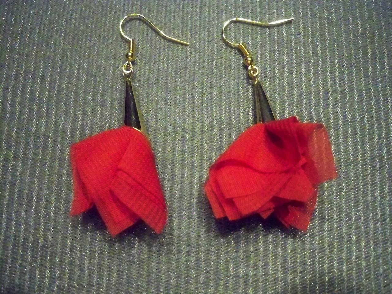 Boucles d'oreilles dorées tissu froufrou rouge coquelicot
