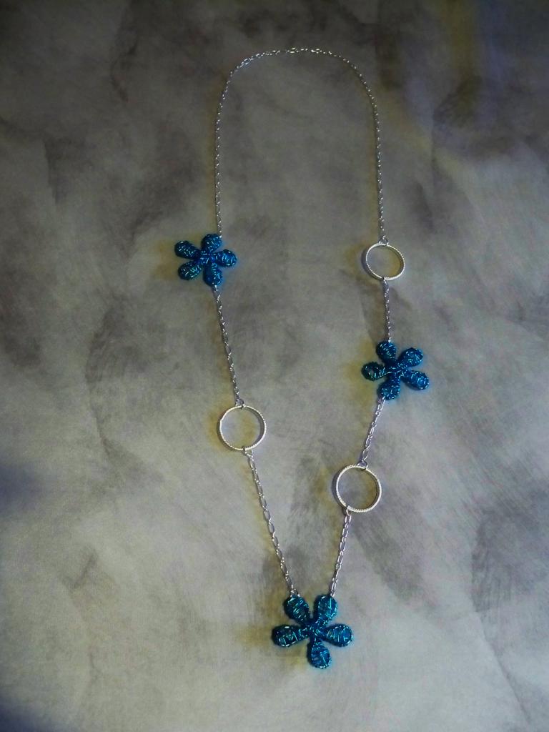 Sautoir fleurs bleues, chaînette et anneaux argentés