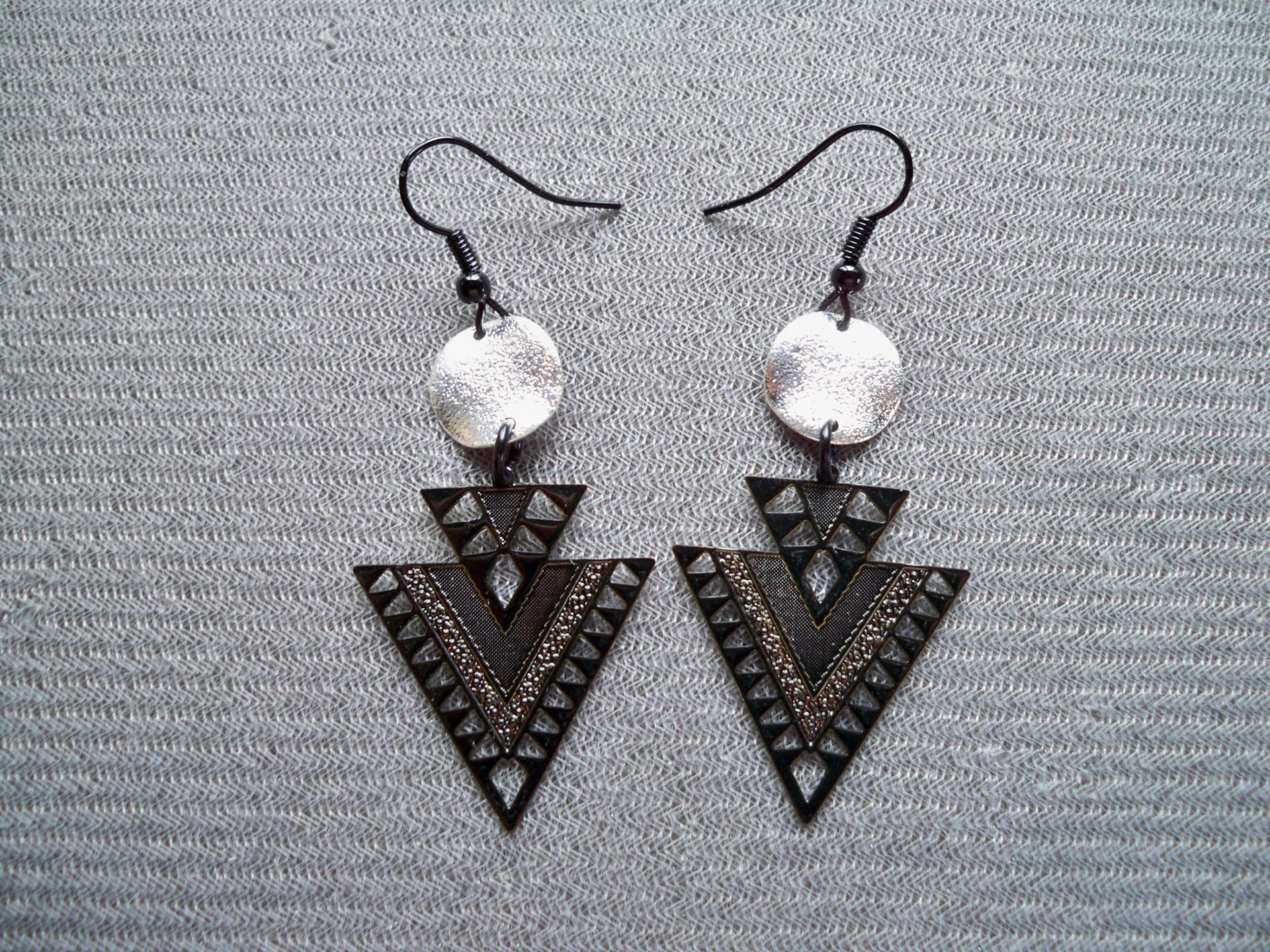 Nouveauté 2018 : Boucles d'oreilles triangle noir et pastille métal