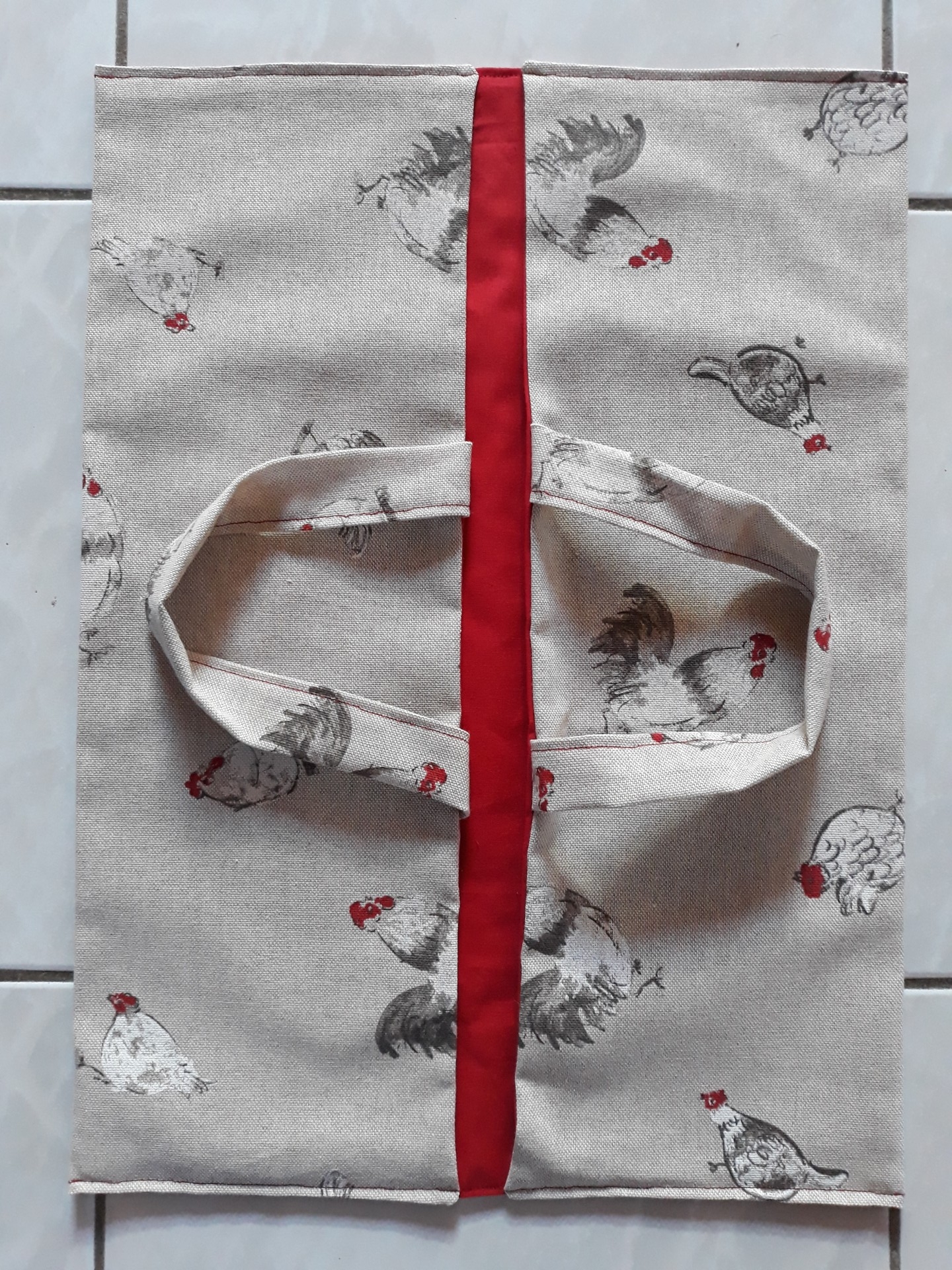Sac à tarte motif poules, coloris gris et rouge