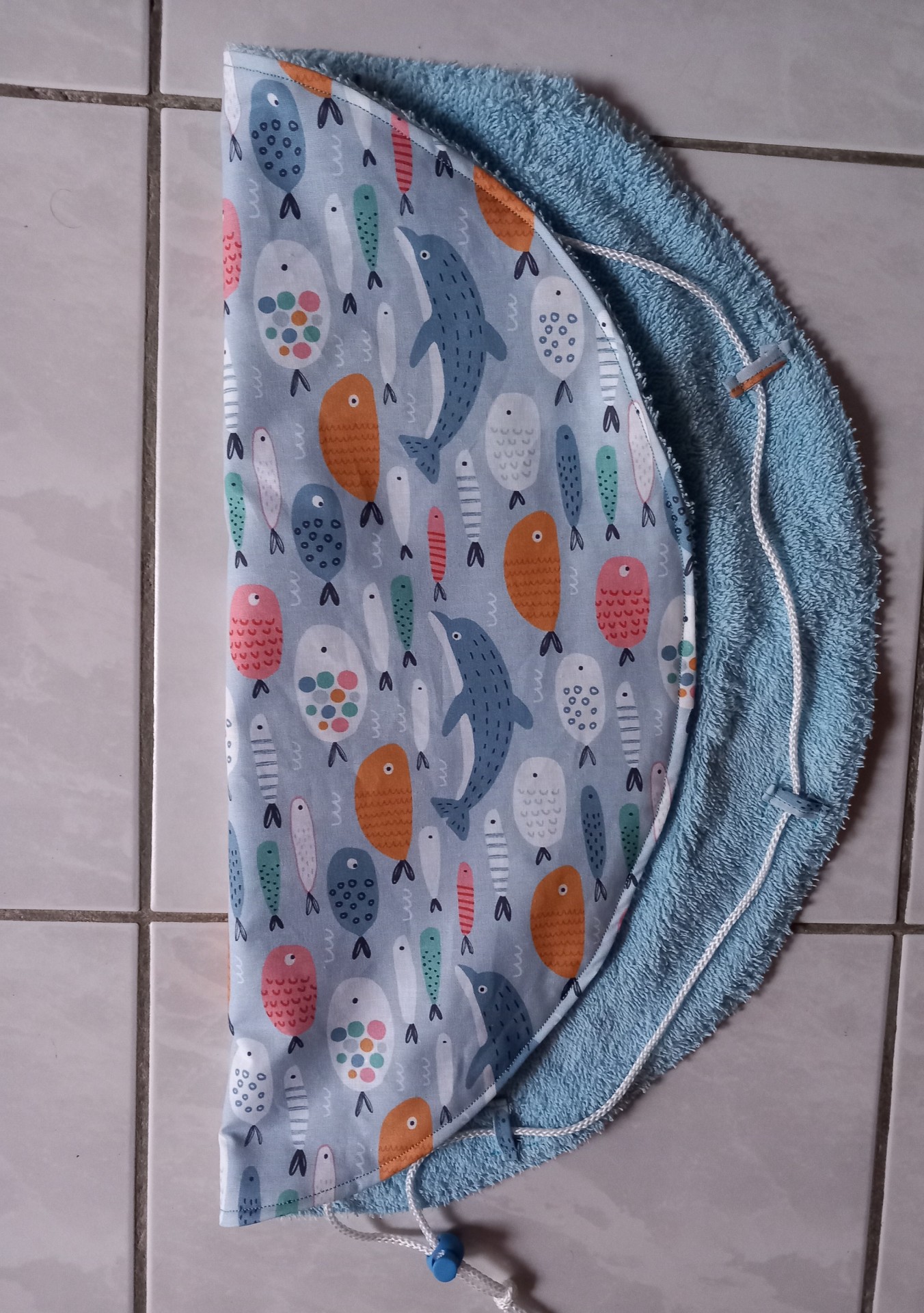 Tapis-pochon pieds au sec - motif poissons