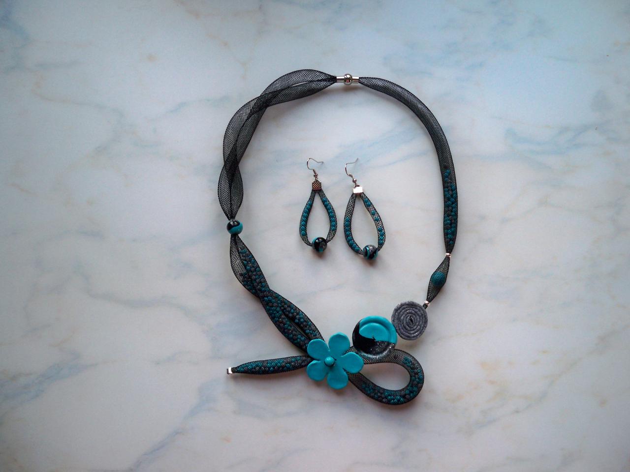 Collier et boucles d'oreilles résille, bleu clair, noir et pierre