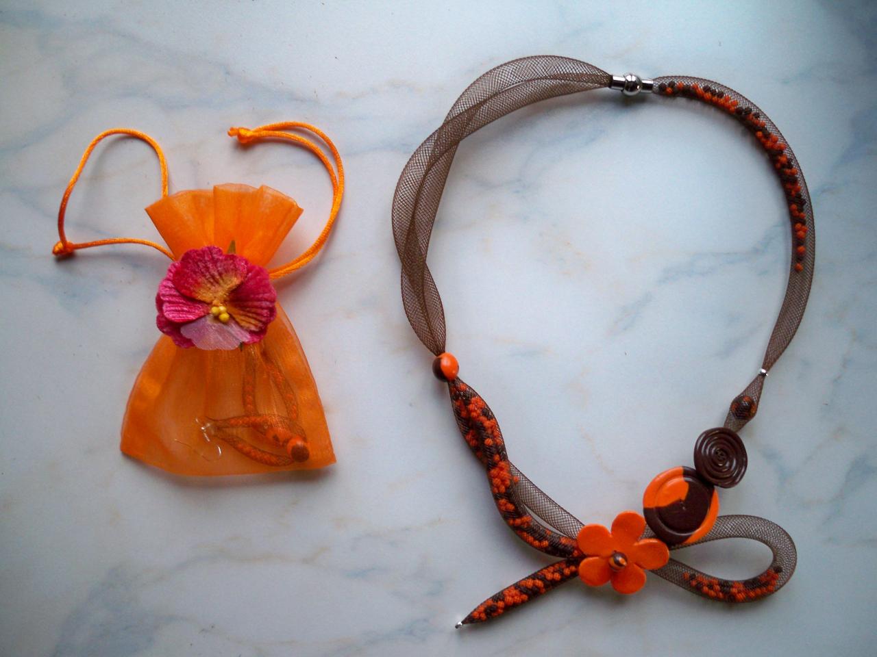 Collier résille, fleur et bouton orange et marron