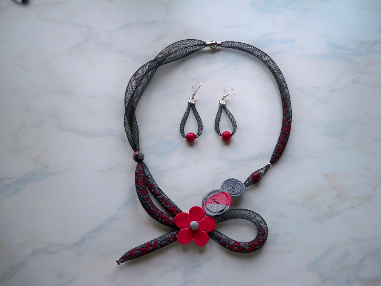 Collier et boucles d'oreilles résille rouge, noir et pierre